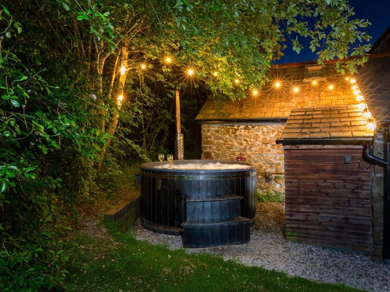 Stables Cottage Hot Tub at Night 800x600